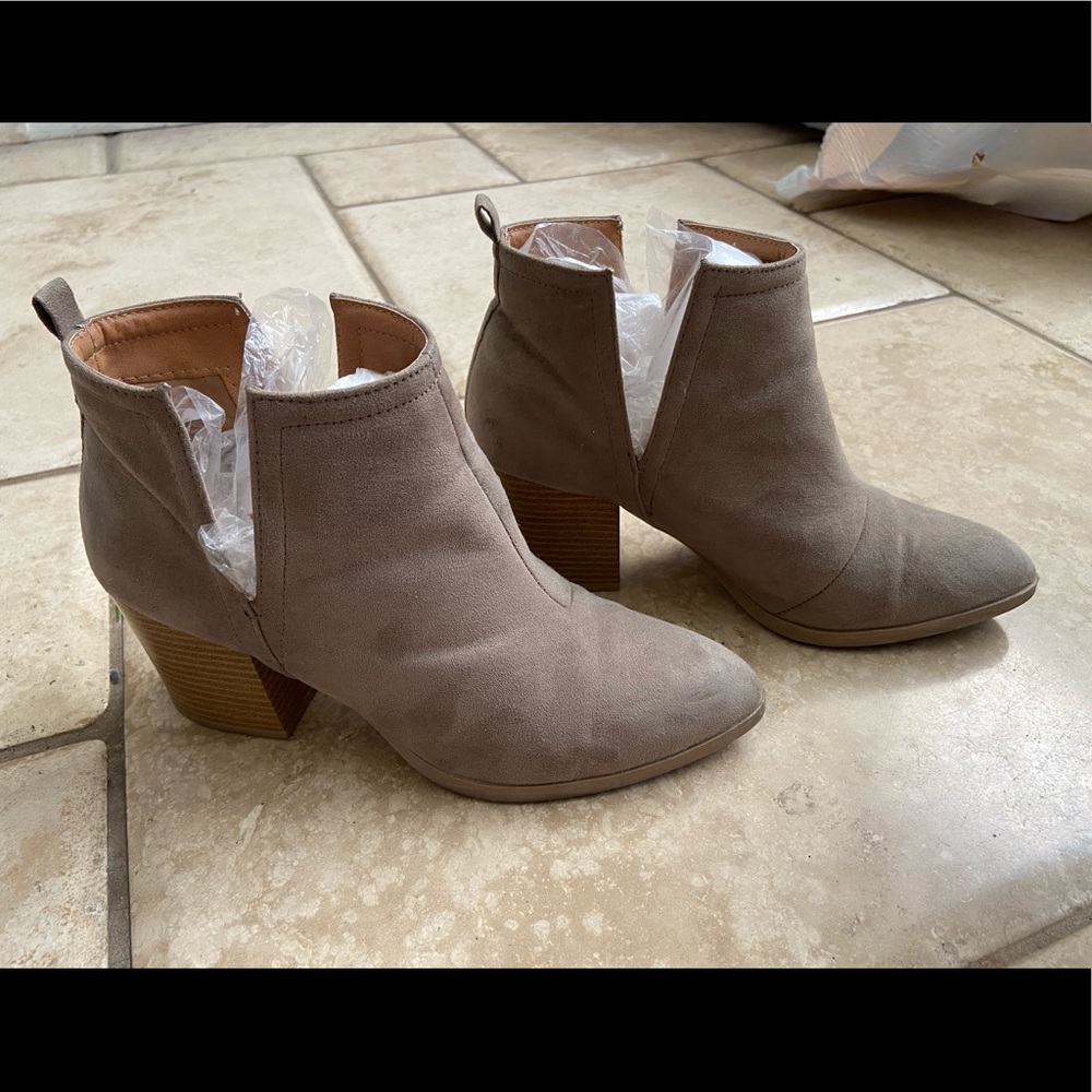 Qupid Faux Suede Stacked Heel Booties 7.5 Tan